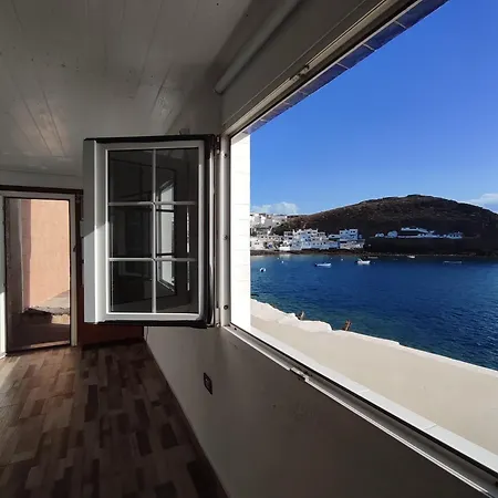 Seafront House In Tufia דירה *